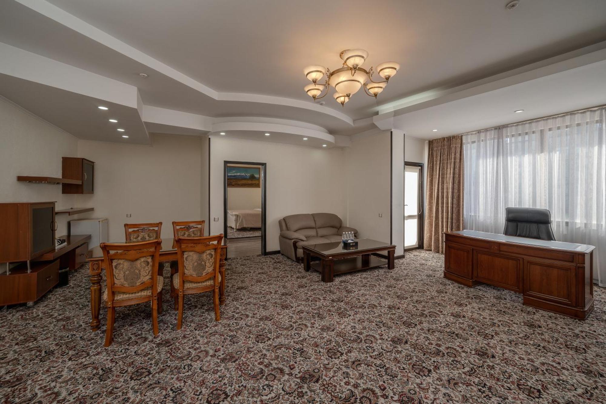 ยันนัต รีเจนซี Hotel บิชเคก ภายนอก รูปภาพ