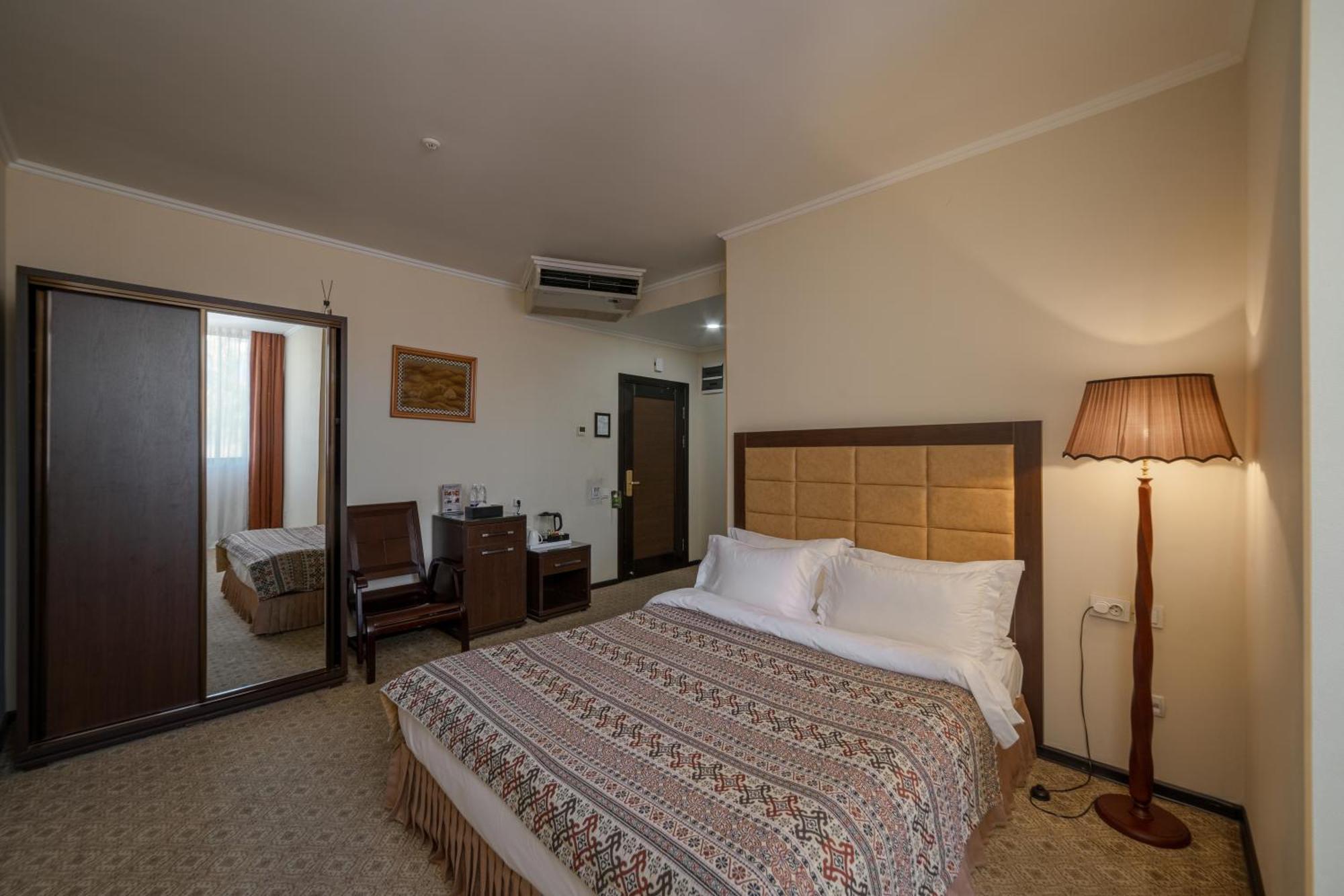 ยันนัต รีเจนซี Hotel บิชเคก ภายนอก รูปภาพ
