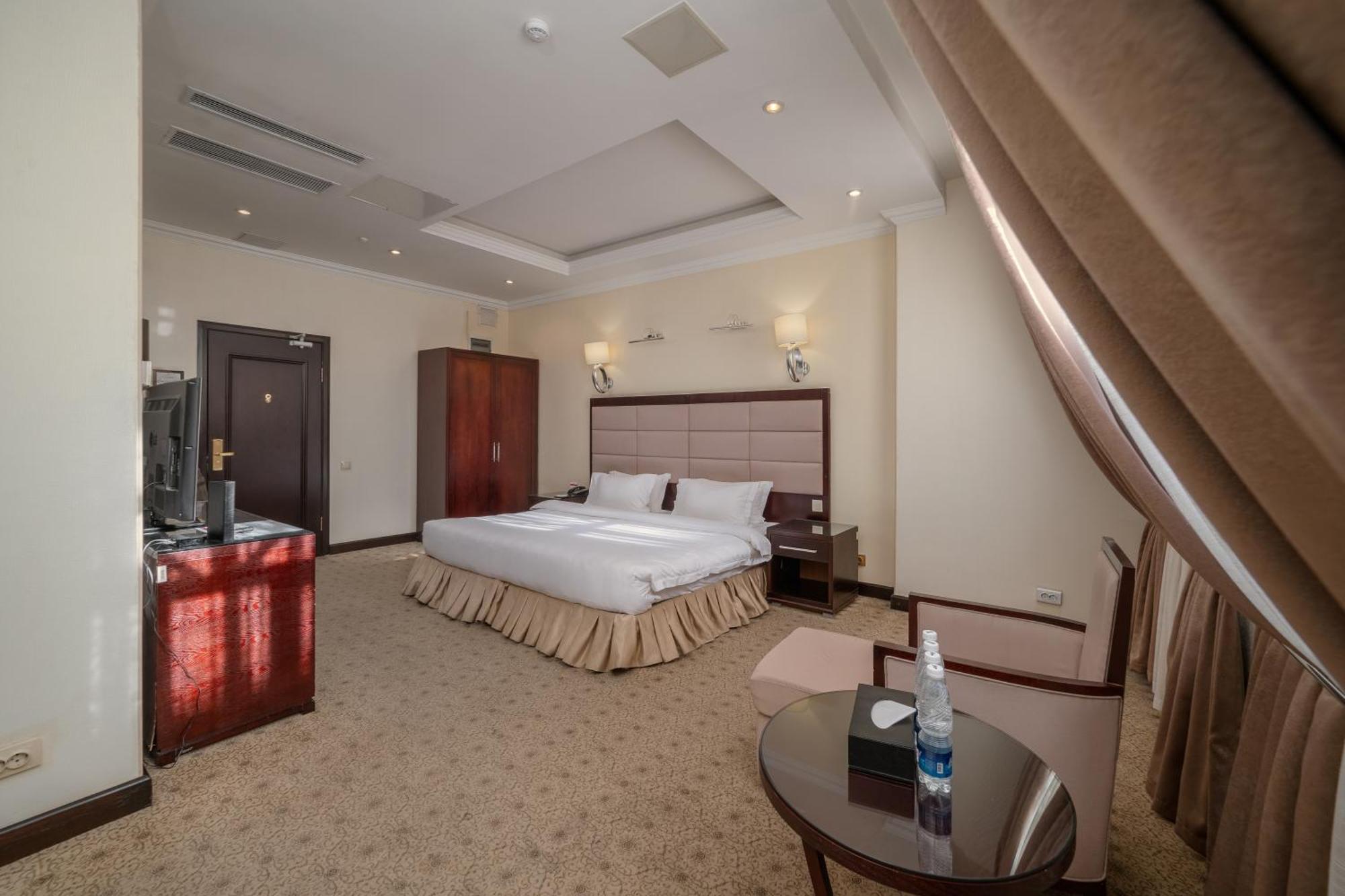 ยันนัต รีเจนซี Hotel บิชเคก ภายนอก รูปภาพ